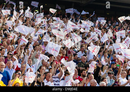 Londres, Royaume-Uni. 09Th Mar, 2014. Fans avant le match du Tournoi RBS 6 Nations entre l'Angleterre et du Pays de Galles à Twickenham : Action Crédit Plus Sport/Alamy Live News Banque D'Images