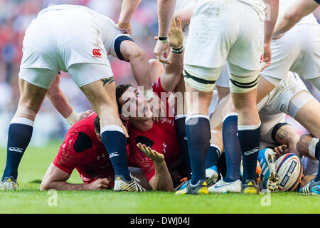 Londres, Royaume-Uni. 09Th Mar, 2014. L'ailier George North Wales réagit après avoir ferré dans un ruck durant la RBS 6 Nations match entre l'Angleterre et du Pays de Galles à Twickenham : Action Crédit Plus Sport/Alamy Live News Banque D'Images