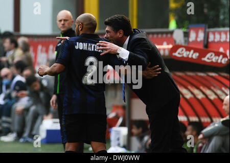 Milan, Italie. 09Th Mar, 2014. L'entraîneur-chef FC Inter Milan Walter Mazzarri donne des instructions à Jonathan au cours de la Serie A italienne de football match Ligue entre Inter Milan et Torino FC au stade de San Siro à Milan, Italie. © Plus Sport Action/Alamy Live News Banque D'Images