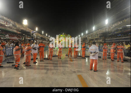 Rio de Janeiro , Brésil - 9 mars 2014 : Après la grève Garis (balayeuses) faire le ménage pendant après le défilé des écoles de samba dans la ville de Rio de Janeiro center Sapucai ( Photo par Fabio Teixeira / Pacific Press/Alamy Live News) Banque D'Images