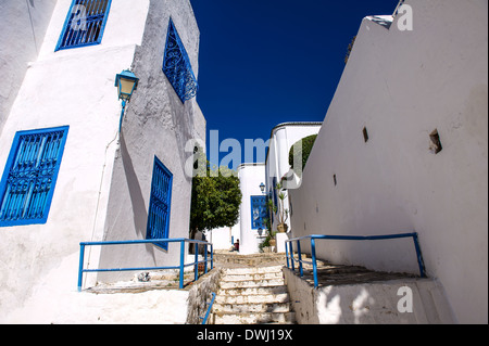 L'Afrique du Nord, Tunisie, Sidi Bou Said. Maisons Blanches traditionnelles typiques de la médina. Banque D'Images