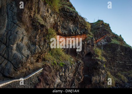 Cliff dans côte ouest de Ponta do Sol, l'île de Madère, au Portugal. Banque D'Images