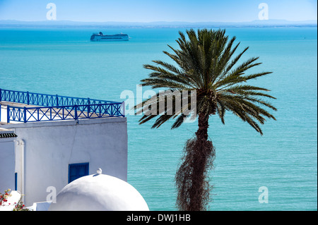 L'Afrique du Nord, Tunisie, Sidi Bou Said. Vue sur le golfe de Tunis. Banque D'Images