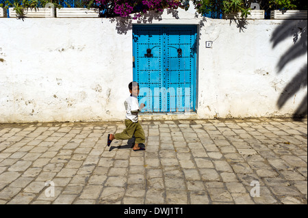 L'Afrique du Nord, Tunisie, Sidi Bou Said. Enfant dans le village. Banque D'Images