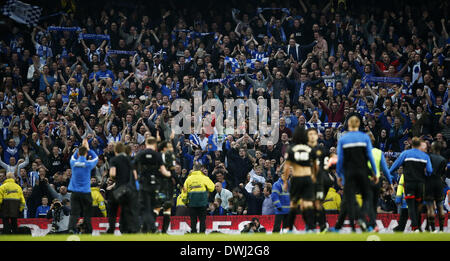 Manchester. Mar 9, 2014. Les partisans de Wigan célèbrent la victoire après le match quart de la FA Cup entre Manchester City et Wigan à Etihad Stadium à Manchester, Angleterre le 9 mars 2014. Wigan a gagné 2-1. © Wang Lili/Xinhua/Alamy Live News Banque D'Images