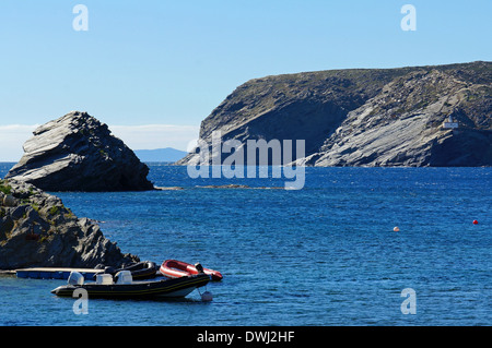 Côte Rocheuse près du village de Cadaques avec Cala Nans phare en arrière-plan, mer Méditerranée, Costa Brava, Espagne Banque D'Images