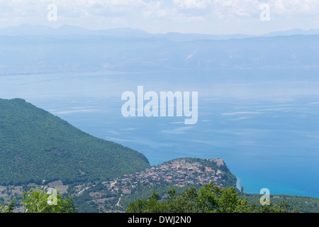 Trpejca village vue de Galicica Parc, Lac Ohrid, Macédoine Banque D'Images