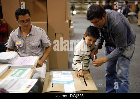 Bogota, Colombie. Mar 9, 2014. Un garçon aide son père à voter pendant les élections législatives, à Bogota, capitale de la Colombie, le 9 mars 2014. La Colombie a tenu des élections parlementaires de dimanche. Credit : Jhon Paz/Xinhua/Alamy Live News Banque D'Images