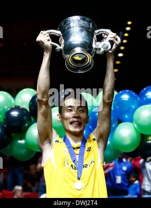 Birmingham. Mar 9, 2014. Lee Chong Wei de Malaisie détient le trophée lors de la cérémonie pour les hommes à tous les championnats de Badminton ouvert en Angleterre à Birmingham, Angleterre le 9 mars 2014. Lee Chong Wei Chen battu longtemps de la Chine dans la finale 2-0 pour prétendre au titre de l'événement. © Yin Gang/Xinhua/Alamy Live News Banque D'Images