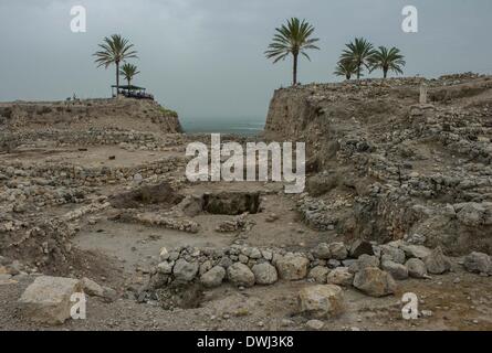 (140310) -- Megiddo (Israël), le 10 mars 2014 (Xinhua) -- les visiteurs à écouter un guide d'introduction du téléphone reste dans le Parc National de Megiddo, en Israël, le 8 mars 2014. L'As biblique - Megiddo, Hazor, Beer-Sheba en Israël ont été inscrits sur la Liste du patrimoine mondial de l'UNESCO en 2005. Tel (monticules préhistorique), sont caractéristiques des terrains plus plats de la Méditerranée orientale, en particulier le Liban, Syrie, Israël et la Turquie de l'Est. De plus de 200 tels en Israël, Megiddo, Hazor et Beer Sheba sont représentatifs de ceux qui contiennent d'importants vestiges de villes avec conne biblique Banque D'Images