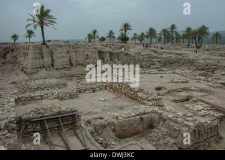 (140310) -- Megiddo (Israël), le 10 mars 2014 (Xinhua) -- les visiteurs à pied passé téléphone reste dans le Parc National de Megiddo, en Israël, le 8 mars 2014. L'Tels bibliques, Megiddo, Hazor, Beer-Sheba en Israël ont été inscrits sur la Liste du patrimoine mondial de l'UNESCO en 2005. Tel (monticules préhistorique), sont caractéristiques des terrains plus plats de la Méditerranée orientale, en particulier le Liban, Syrie, Israël et la Turquie de l'Est. De plus de 200 tels en Israël, Megiddo, Hazor et Beer Sheba sont représentatifs de ceux qui contiennent d'importants vestiges de villes avec connexions biblique. Les trois tels aussi prés Banque D'Images