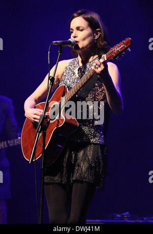 St Albans, Hertfordshire, Royaume-Uni. 9 mars 2014. Sadie et les têtes brûlées - Façade par Elizabeth McGovern (qui joue Lady Cora, comtesse de Grantham, dans les téléviseurs 'Downton Abbey') jouer live au il Alban, St Albans, Hertfordshire le 9 mars 2014 Photo par Keith Mayhew/Alamy Live News Banque D'Images