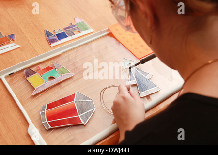 Des vitraux colorés avec de petits souvenirs Banque D'Images