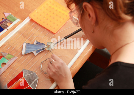 Vitraux bouilloire travaille avec des petits souvenirs colorés Banque D'Images