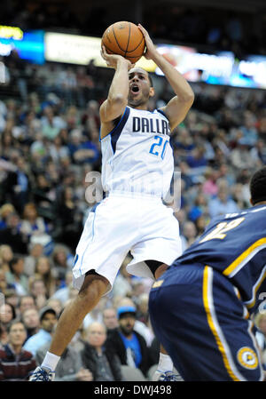 Dallas, Texas, USA. 9 mars 2014. Mar 09, 2014 : Dallas Mavericks point guard Devin Harris # 20 a marqué 20 points au cours d'un match de NBA entre les Indiana Pacers et les Dallas Mavericks à l'American Airlines Center de Dallas, TX Dallas battu Indiana 105-94 Crédit : Cal Sport Media/Alamy Live News Banque D'Images