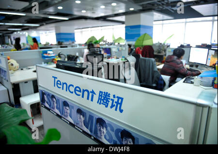 Guangzhou. 14Th Jan, 2013. Photo prise le 14 janvier 2013 montre le siège de l'entreprise Internet Tencent à Shenzhen, province du Guangdong en Chine du sud. L'entreprise de l'Internet chinois Tencent prévoit d'acheter une 15 pour cent du capital de JD.com, une importante société de vente directe en ligne en Chine, avant que celui-ci lance son offre publique initiale © IPO) aux États-Unis. (Liang Xu/Xinhua/Alamy Live News Banque D'Images