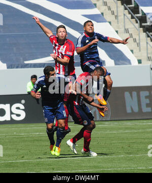 Carson, Californie, USA. Mar 9, 2014. La Major League Soccer MLS Chivas USA--humains OSWALDO MINDA et BOBBY BURLING (en haut à gauche) la lutte contre l'incendie de Chicago l'avant QUINCY AMARIKWA et milieu fielder DILLY DUKA (en bas à gauche) pour contrôler une balle de tête comme Chivas USA a remporté le match 3 à 2 à l'Stubhub Center, Carson, Californie, USA, le 9 mars 2013. C'était le match d'ouverture pour Chivas USA et la première victoire pour leur nouvel entraîneur.Image Crédit cr Scott Mitchell/ZUMA Press © Scott Mitchell/ZUMAPRESS.com/Alamy Live News Banque D'Images