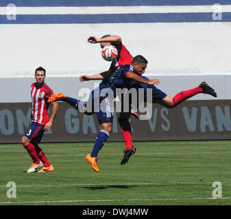 Carson, Californie, USA. Mar 9, 2014. La Major League Soccer MLS Chivas USA--defender BOBBY BURLING et Chicago Fire Avant QUINCY AMARIKWA lutte pour coontrol de la balle pendant la deuxième moitié de jouer comme Chivas USA a remporté le match 3 à 2 à l'Stubhub Center, Carson, Californie, USA, le 9 mars 2013. C'était le match d'ouverture pour Chivas USA et la première victoire pour leur nouvel entraîneur.Image Crédit cr Scott Mitchell/ZUMA Press © Scott Mitchell/ZUMAPRESS.com/Alamy Live News Banque D'Images