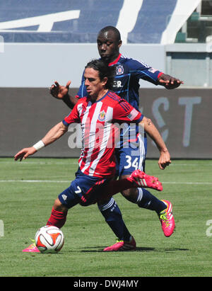 Carson, Californie, USA. Mar 9, 2014. La Major League Soccer MLS-Chivas USA en avant- MAURO ROSALES est poussé par Chicago Fire le défenseur JHON KENNEDY HURTADO au cours de la première moitié de jouer comme Chivas USA a remporté le match 3 à 2 à l'Stubhub Center, Carson, Californie, USA, le 9 mars 2013. C'était le match d'ouverture pour Chivas USA et la première victoire pour leur nouvel entraîneur.Image Crédit cr Scott Mitchell/ZUMA Press © Scott Mitchell/ZUMAPRESS.com/Alamy Live News Banque D'Images