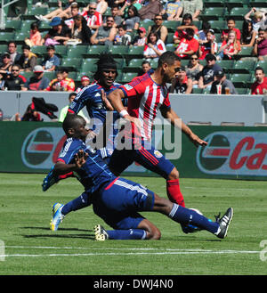 Carson, Californie, USA. Mar 9, 2014. La Major League Soccer MLS-- Chicago Fire le défenseur BAKARY SOUMARE tente de s'attaquer à un Chivas USA DVD pendant la deuxième moitié de jouer comme Chivas USA a remporté le match 3 à 2 à l'Stubhub Center, Carson, Californie, USA, le 9 mars 2013. C'était le match d'ouverture pour Chivas USA et la première victoire pour leur nouvel entraîneur.Image Crédit cr Scott Mitchell/ZUMA Press © Scott Mitchell/ZUMAPRESS.com/Alamy Live News Banque D'Images