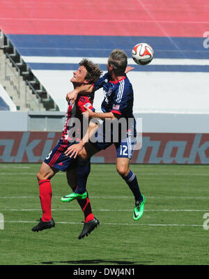Carson, Californie, USA. Mar 9, 2014. La Major League Soccer MLS Chivas USA-- milieu AGUSTIN PELLETIERI et Chicago Fire le défenseur LOGAN PAUSE lutte pour le contrôle de la balle comme Chivas USA a remporté le match 3 à 2 à l'Stubhub Center, Carson, Californie, USA, le 9 mars 2013. C'était le match d'ouverture pour Chivas USA et la première victoire pour leur nouvel entraîneur.Image Crédit cr Scott Mitchell/ZUMA Press © Scott Mitchell/ZUMAPRESS.com/Alamy Live News Banque D'Images