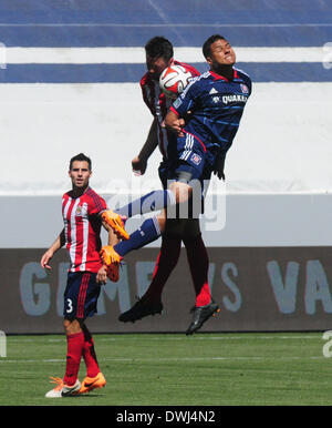 Carson, Californie, USA. Mar 9, 2014. La Major League Soccer MLS Chivas USA--defender BOBBY BURLING et Chicago Fire Avant QUINCY AMARIKWA lutte pour coontrol de la balle pendant la deuxième moitié de jouer comme Chivas USA a remporté le match 3 à 2 à l'Stubhub Center, Carson, Californie, USA, le 9 mars 2013. C'était le match d'ouverture pour Chivas USA et la première victoire pour leur nouvel entraîneur.Image Crédit cr Scott Mitchell/ZUMA Press © Scott Mitchell/ZUMAPRESS.com/Alamy Live News Banque D'Images