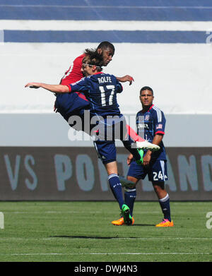 Carson, Californie, USA. Mar 9, 2014. La Major League Soccer MLS Chivas USA-- milieu OSWALDO MINDA et Chicago Fire le défenseur Chris Rolfe lutte pour contrôler une balle de tête comme Chivas USA a remporté le match 3 à 2 à l'Stubhub Center, Carson, Californie, USA, le 9 mars 2013. C'était le match d'ouverture pour Chivas USA et la première victoire pour leur nouvel entraîneur.Image Crédit cr Scott Mitchell/ZUMA Press © Scott Mitchell/ZUMAPRESS.com/Alamy Live News Banque D'Images