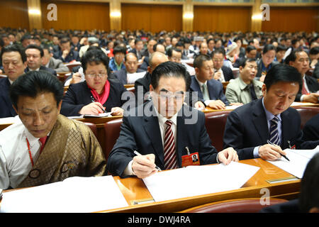 Beijing, Chine. 10 Mar, 2014. Adjoints suivent la troisième séance plénière de la deuxième session de la 12e Assemblée populaire nationale (APN) dans le Grand Hall du Peuple à Beijing, capitale de la Chine, 10 mars 2014. © Chen Jianli/Xinhua/Alamy Live News Banque D'Images