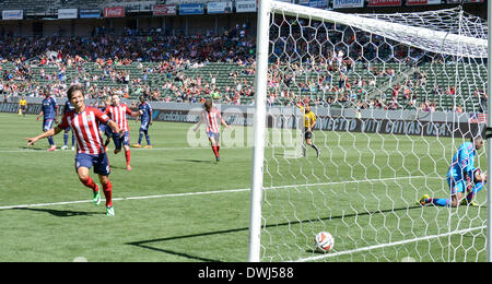 Carson, Californie, USA. Mar 9, 2014. La Major League Soccer MLS-Chivas USA en avant- ERICK TORRES célèbre sa note sur un coup de pied de pénalité dans la deuxième moitié de jouer contre l'incendie de Chicago. Chivas USA a remporté le match 3 à 2 à l'Stubhub Center, Carson, Californie, USA, le 9 mars 2013. C'était le match d'ouverture pour Chivas USA et la première victoire pour leur nouvel entraîneur.Image Crédit cr Scott Mitchell/ZUMA Press © Scott Mitchell/ZUMAPRESS.com/Alamy Live News Banque D'Images