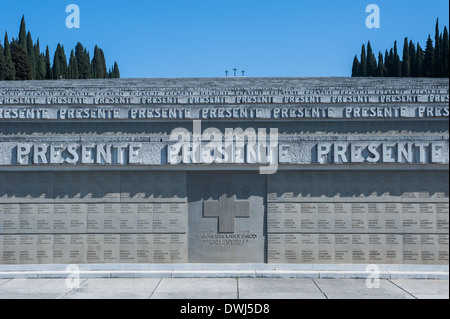 Fogliano Redipuglia, Italie - 9 mars 2014 : les escaliers et traverse de la WWI Memorial construit en 1938 Banque D'Images