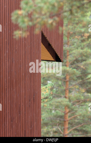 Centre de la nature finlandaise Haltia, Espoo, Finlande. Architecte : Lahdelma & Mahlamäki, 2013. Détail de bardage bois extérieur avec tre Banque D'Images