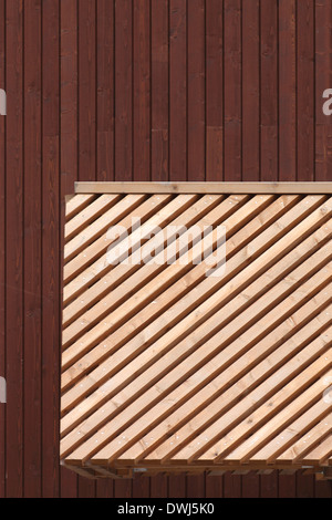 Centre de la nature finlandaise Haltia, Espoo, Finlande. Architecte : Lahdelma & Mahlamäki, 2013. Panneaux de bois en diagonale sur balcon avec vert Banque D'Images