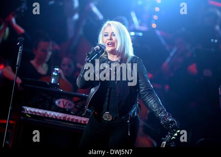 Berlin, Allemagne. 9 mars 2014. La chanteuse pop britannique Kim Wilde effectue pendant le premier concert de l'Europe tournée 'Rock rencontre le classique' à Berlin, 09 mars 2014. Photo : Britta Pedersen/dpa/Alamy Live News Banque D'Images