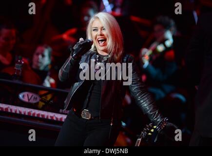 Berlin, Allemagne. 9 mars 2014. La chanteuse pop britannique Kim Wilde effectue pendant le premier concert de l'Europe tournée 'Rock rencontre le classique' à Berlin, 09 mars 2014. Photo : Britta Pedersen/dpa/Alamy Live News Banque D'Images