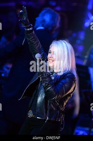 Berlin, Allemagne. 9 mars 2014. La chanteuse pop britannique Kim Wilde effectue pendant le premier concert de l'Europe tournée 'Rock rencontre le classique' à Berlin, 09 mars 2014. Photo : Britta Pedersen/dpa/Alamy Live News Banque D'Images