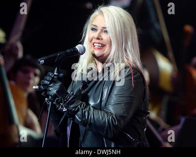 Berlin, Allemagne. 9 mars 2014. La chanteuse pop britannique Kim Wilde effectue pendant le premier concert de l'Europe tournée 'Rock rencontre le classique' à Berlin, 09 mars 2014. Photo : Britta Pedersen/dpa/Alamy Live News Banque D'Images