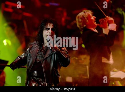 Berlin, Allemagne. 9 mars 2014. La chanteuse américaine Alice Cooper effectue pendant le premier concert de l'Europe tournée 'Rock rencontre le classique' à Berlin, 09 mars 2014. Photo : Britta Pedersen/dpa/Alamy Live News Banque D'Images