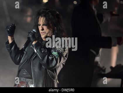 Berlin, Allemagne. 9 mars 2014. La chanteuse américaine Alice Cooper effectue pendant le premier concert de l'Europe tournée 'Rock rencontre le classique' à Berlin, 09 mars 2014. Photo : Britta Pedersen/dpa/Alamy Live News Banque D'Images