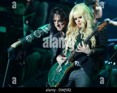 Berlin, Allemagne. 9 mars 2014. La chanteuse américaine Alice Cooper effectue pendant le premier concert de l'Europe tournée 'Rock rencontre le classique' à Berlin, 09 mars 2014. Photo : Britta Pedersen/dpa/Alamy Live News Banque D'Images
