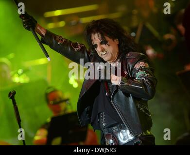 Berlin, Allemagne. 9 mars 2014. La chanteuse américaine Alice Cooper effectue pendant le premier concert de l'Europe tournée 'Rock rencontre le classique' à Berlin, 09 mars 2014. Photo : Britta Pedersen/dpa/Alamy Live News Banque D'Images