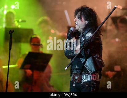 Berlin, Allemagne. 9 mars 2014. La chanteuse américaine Alice Cooper effectue pendant le premier concert de l'Europe tournée 'Rock rencontre le classique' à Berlin, 09 mars 2014. Photo : Britta Pedersen/dpa/Alamy Live News Banque D'Images