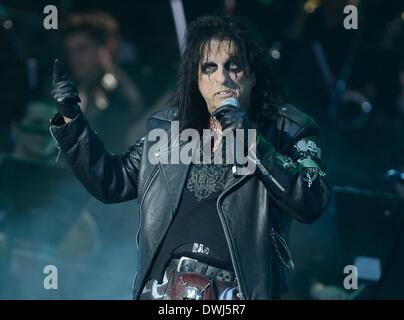 Berlin, Allemagne. 9 mars 2014. La chanteuse américaine Alice Cooper effectue pendant le premier concert de l'Europe tournée 'Rock rencontre le classique' à Berlin, 09 mars 2014. Photo : Britta Pedersen/dpa/Alamy Live News Banque D'Images