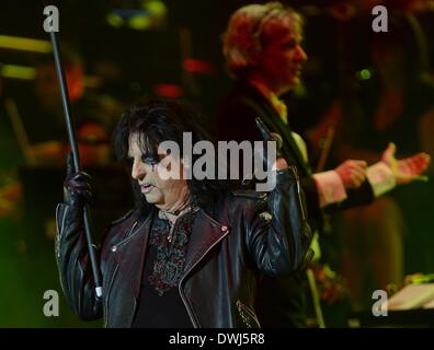 Berlin, Allemagne. 9 mars 2014. La chanteuse américaine Alice Cooper effectue pendant le premier concert de l'Europe tournée 'Rock rencontre le classique' à Berlin, 09 mars 2014. Photo : Britta Pedersen/dpa/Alamy Live News Banque D'Images