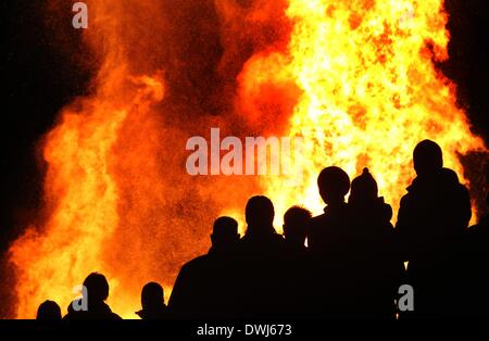 Füssen, Allemagne. 09Th Mar, 2014. D'un soi-disant "Funkenfeuer" (lit. feu sparks) burns avec le 'Funkenhexe' (lit : sorcière sparks) sur un poteau dans le tas de bois près de Füssen, Allemagne, 09 mars 2014. Selon la tradition l'incendie de la 'Funkenhexe' brise le règne de l'hiver. Photo : Nicolas Armer/dpa/Alamy Live News Banque D'Images