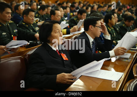 (140310) -- BEIJING, 10 mars 2014 (Xinhua) -- adjoints suivent la troisième séance plénière de la deuxième session de la 12e Assemblée populaire nationale (APN) dans le Grand Hall du Peuple à Beijing, capitale de la Chine, 10 mars 2014. (Xinhua/Chen Jianli) (zkr) Banque D'Images