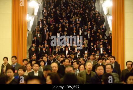 (140310) -- BEIJING, 10 mars 2014 (Xinhua) -- Les participants de la troisième séance plénière de la deuxième session de la 12e Assemblée populaire nationale (APN) quitter la Grande Salle du Peuple après la réunion à Pékin, capitale de la Chine, 10 mars 2014. (Xinhua/Liangkuai) Jin (zkr) Banque D'Images