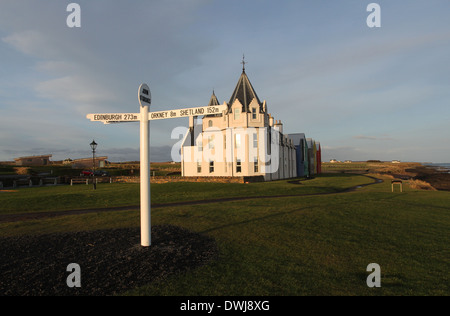 Panneau routier et l'Inn à John O'Groats Ecosse Mars 2014 Banque D'Images