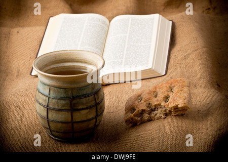 Nature morte avec calice et le pain sur la nappe textile Banque D'Images