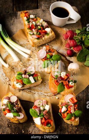 Selective focus sur les trois/bruschettas avec fromage et légumes Banque D'Images