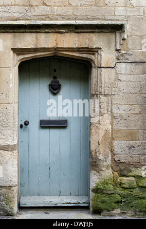 Vieille maison en bois porte en Burford, Cotswolds, Oxfordshire, Angleterre Banque D'Images